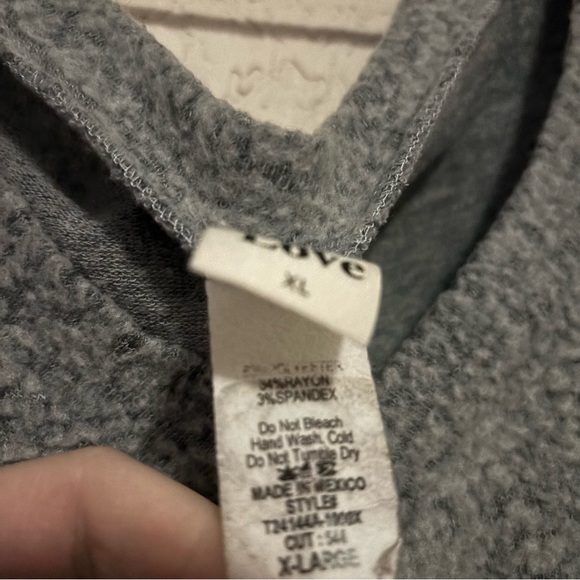 🔥5 for $25🔥 Oversized Fuzzy Cozy Women's Gray V-Neck Sweater - Picture 5 of 8